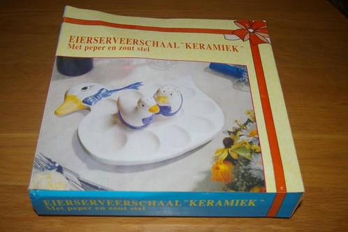 Keramiek eierserveerschaal met peper en zout stel., Huis en Inrichting, Keuken | Servies, Nieuw, Overige typen, Overige stijlen