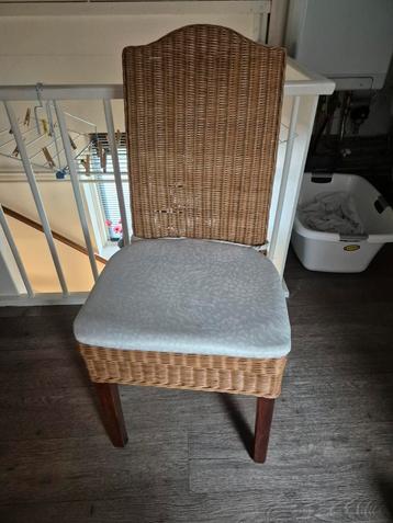 Rieten stoel gratis af te halen beschikbaar voor biedingen