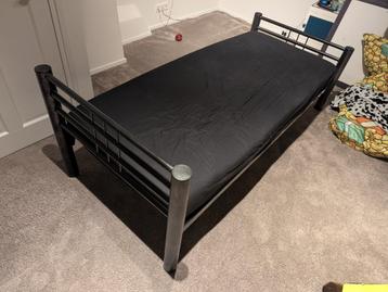 Bed zwart/grijs metaal 210x90cm beschikbaar voor biedingen