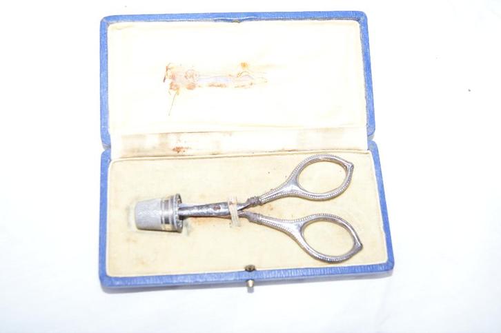 Schaartje met vingerhoedje - Mesje, Verzamelen, Vingerhoedjes, Zo goed als nieuw, Ophalen of Verzenden