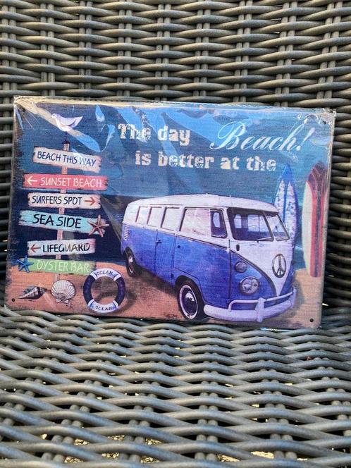 Metalen bord, “The day is better at the BEACH!”, Huis en Inrichting, Woonaccessoires | Tekstborden en Spreuken, Nieuw, Ophalen