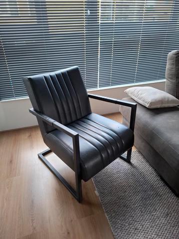 Antracietgrijze fauteuil van kunstleer