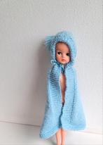 Gebreide cape met capuchon voor barbie sindy fleur excl pop, Verzamelen, Poppen, Ophalen of Verzenden, Gebruikt, Kleertjes