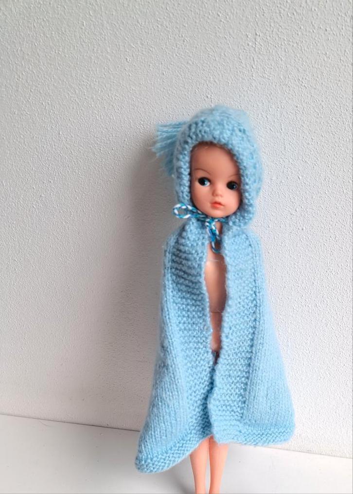 Gebreide cape met capuchon voor barbie sindy fleur excl pop, Verzamelen, Poppen, Gebruikt, Kleertjes, Ophalen of Verzenden