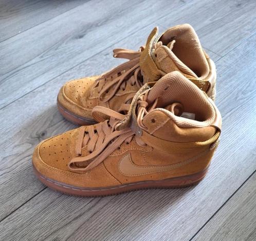 Nike Air Force 1 Mid – maat 36.5 (GS/Youth) – Suède – Wheat, Kinderen en Baby's, Kinderkleding | Schoenen en Sokken, Zo goed als nieuw