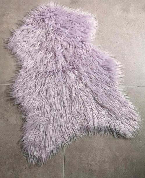Fluffy vloerkleed / schapenvacht ZGAN lila, Huis en Inrichting, Stoffering | Tapijten en Kleden, Zo goed als nieuw, 50 tot 100 cm