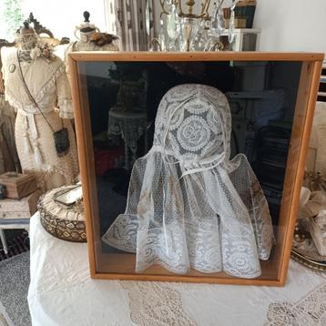 Antieke klederdracht muts in vitrine kastje  beschikbaar voor biedingen