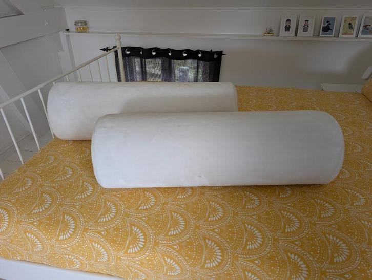 Ikea BLÅSKATA rolkussen cilindervormig, wit bont, 80 x 25 cm, Huis en Inrichting, Woonaccessoires | Kussens, Zo goed als nieuw