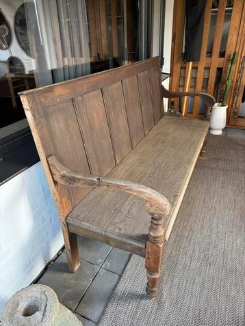 Houten bank. beschikbaar voor biedingen