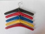 5 Vintage kledinghangers, skai met studs, 2x rood, 1x geel,, Ophalen of Verzenden, Huis en Inrichting
