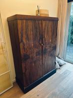 Notenhouten (kleding) kast, Ophalen