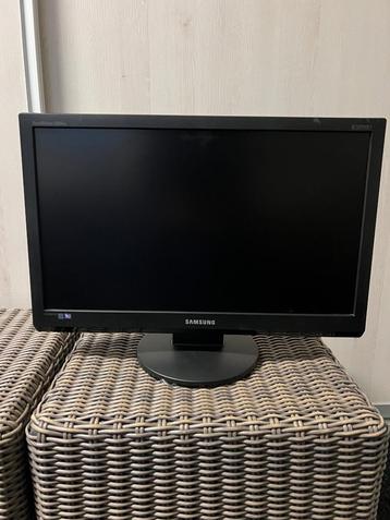 Samsung 24 inch monitor beschikbaar voor biedingen
