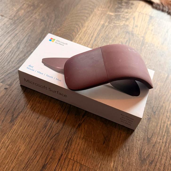 Microsoft Surface Arc Muis - Draadloos en Stijlvol!, Computers en Software, Muizen, Zo goed als nieuw, Muis, Rechtshandig, Draadloos