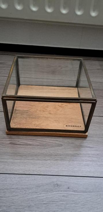 Riverdale stolp van hout met glas beschikbaar voor biedingen