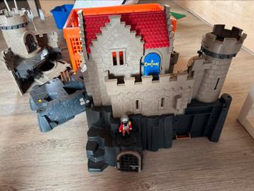 Kasteel op rotsen denk compleet maar weet het niet zek beschikbaar voor biedingen