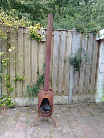 Mooie stabiele tuinkachel met hout erbij, weinig gebruikt  beschikbaar voor biedingen
