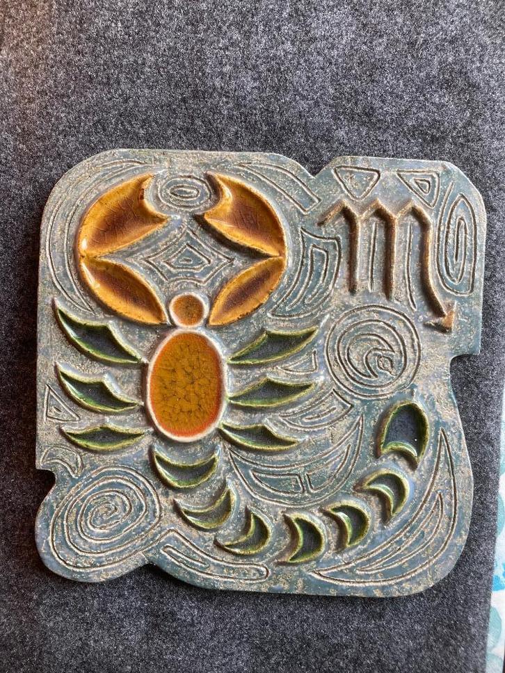 Westraven keramische plaquette sterrenbeeld Schorpioen, Antiek en Kunst, Antiek | Wandborden en Tegels, Ophalen of Verzenden