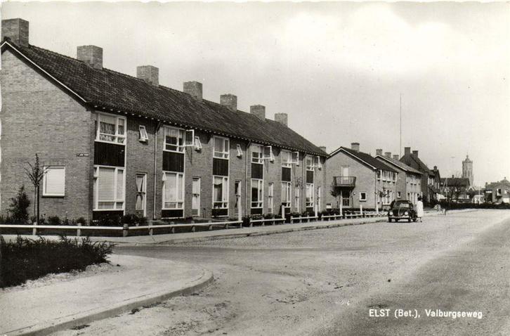 Elst [Bet.], Valburgseweg - VW Kever vrouw - ongelopen, Verzamelen, Ansichtkaarten | Nederland, Ongelopen, Utrecht, 1960 tot 1980