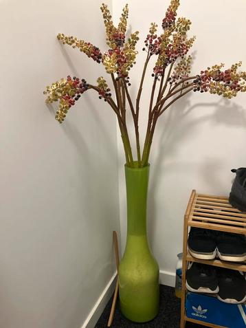 Groene Vintage Glazen Vaas met kunsttakken beschikbaar voor biedingen