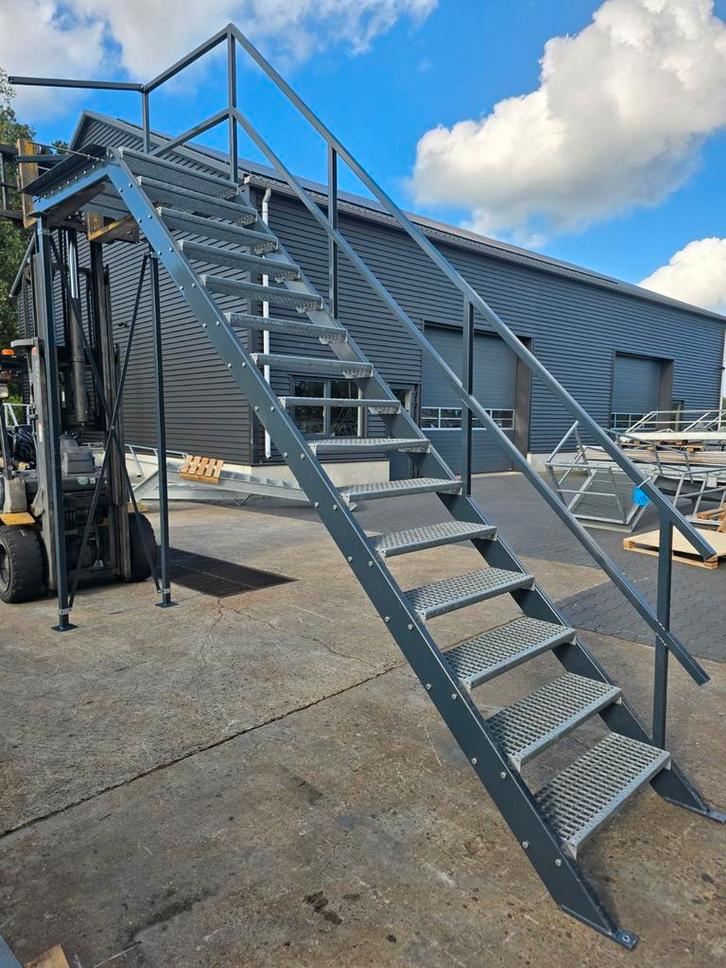 Stalen trap met bordes antraciet hoog 3.1mtr nob135, Doe-het-zelf en Verbouw, Ladders en Trappen, Zo goed als nieuw, 2 tot 4 meter
