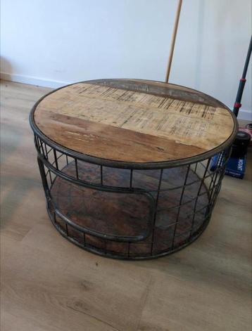 Houten Salontafel met Stalen Onderstel Industrieel beschikbaar voor biedingen