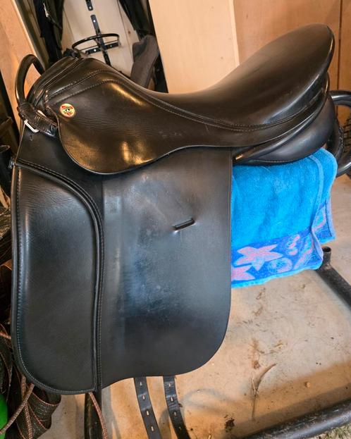 Mooi KN Symphonie dressuurzadel 18", Dieren en Toebehoren, Paarden en Pony's | Zadels, Gebruikt, Dressuur, Ophalen