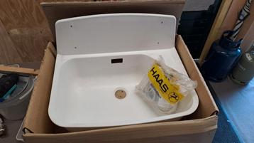 Wasbak van sterke kunststof met kraan plateau  beschikbaar voor biedingen
