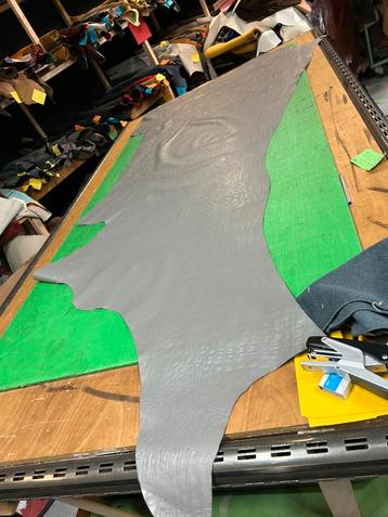 Lichtgrijze halve huid 1.2mm dik soepel kroko print A-313 beschikbaar voor biedingen