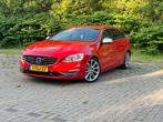 Volvo V60 D6 283pk Plug-in summum awd Rood, Auto's, Automaat, Zwart, Vierwielaandrijving, Onderhoudsboekje