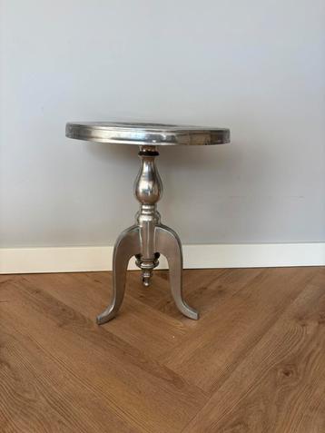 Brocante bijzettafel beschikbaar voor biedingen