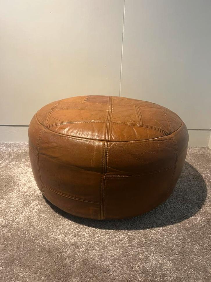 Vintage leren poef jaren 70, Huis en Inrichting, Banken | Voetenbanken en Poefen, Zo goed als nieuw, Rond, Leer, Ophalen of Verzenden