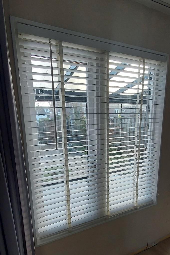 Horizontale houten Jaloezie, kleur wit, Huis en Inrichting, Stoffering | Gordijnen en Lamellen, Zo goed als nieuw, 150 tot 200 cm