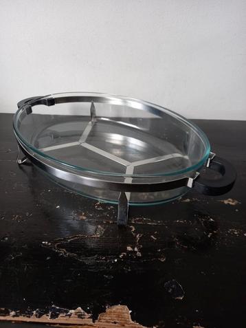 Vintage Pyrex schaal met houder beschikbaar voor biedingen