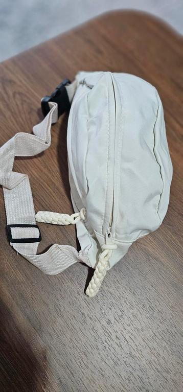 Nieuwe Witte Crossbody Tas – 30x15 cm – Nooit Gebruikt beschikbaar voor biedingen