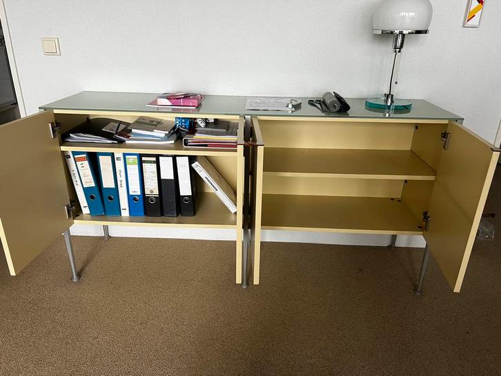 Dressoir met lederen handgrepen en glasplaat, Huis en Inrichting, Kasten | Dressoirs, Zo goed als nieuw, 100 tot 150 cm, 25 tot 50 cm