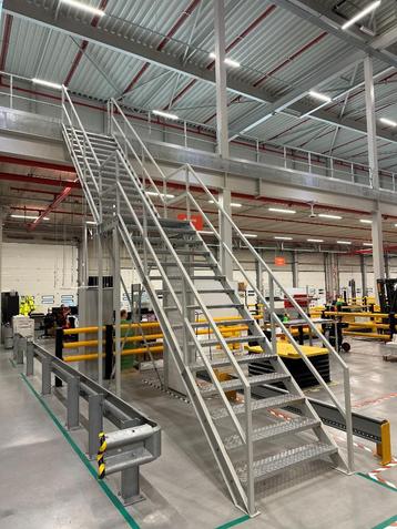 Magazijntrap - Verdiepingstrap 2,53 - 6,00 meter (GEBRUIKT) beschikbaar voor biedingen