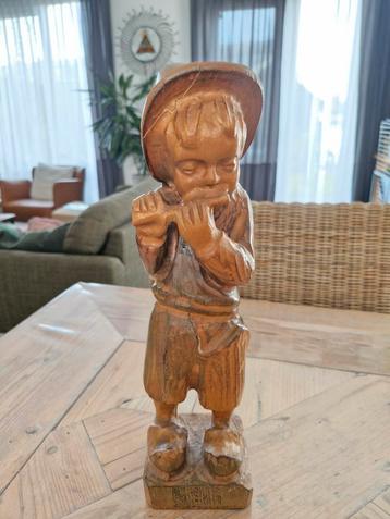 Houten fluit spelende Jongen  beschikbaar voor biedingen