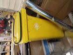 Afval bak afval container geel van kleur., Ophalen