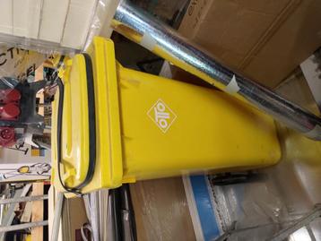 Afval bak afval container geel van kleur. beschikbaar voor biedingen