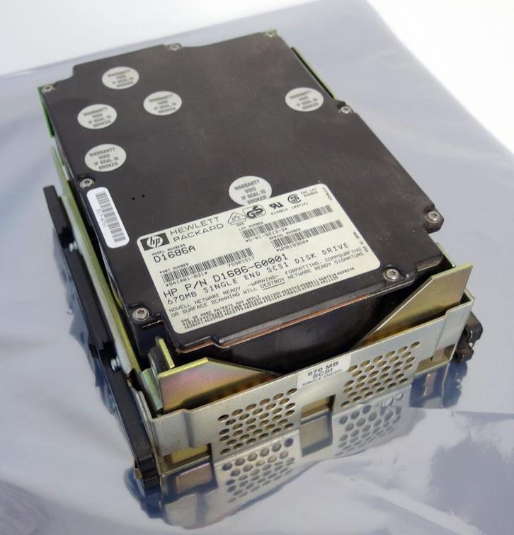 HP D1686A 5.25'' full height internal 50 pin SCSI 670 MB, Computers en Software, Vintage Computers, Verzenden