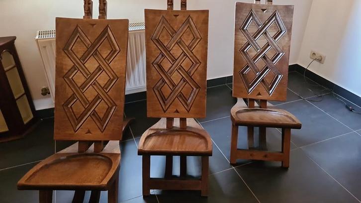 Kloosterstoelen / Middeleeuwse stoelen - Handgesneden, Huis en Inrichting, Stoelen, Gebruikt, Drie, Hout, Bruin, Ophalen of Verzenden