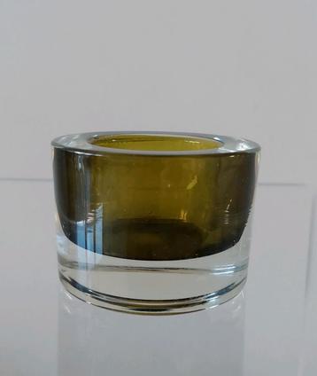 Waxinelichthouder van zwaar transparant glas met groen beschikbaar voor biedingen