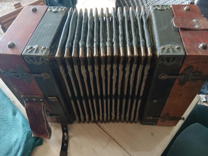 Oude Knopaccordeon, Muziek en Instrumenten, Accordeons, Gebruikt, Knopaccordeon, Overige formaten, Overige merken, Met riemen