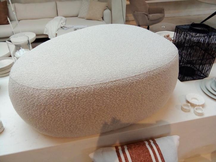 Kiezelvormige poef - 90x70 cm, Huis en Inrichting, Banken | Voetenbanken en Poefen, Zo goed als nieuw, 50 tot 75 cm, 75 tot 100 cm