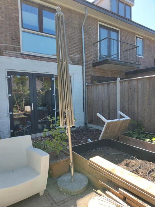 Goede grote parasol met kapot doek, Tuin en Terras, Parasols, Gebruikt, Stokparasol, Ophalen