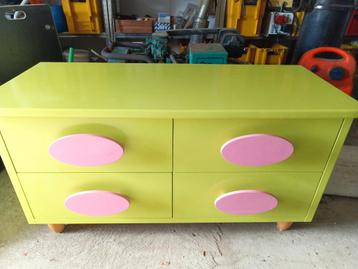 Meubel in groen roze beschikbaar voor biedingen
