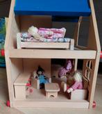 Houten poppenhuis met meubels en poppetjes, Ophalen, Zo goed als nieuw, Poppenhuis