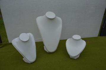 3 maten Display hals voor kettingen wit lederlook ca. 25 cm beschikbaar voor biedingen