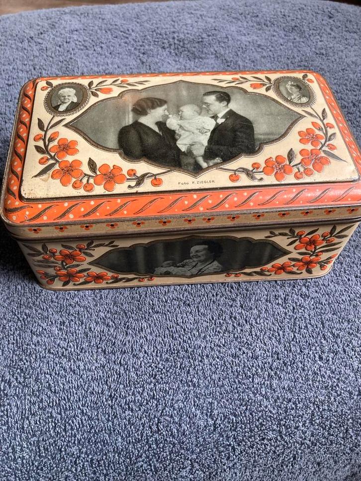 Vintage Koektrommel blik  Beatrix Emma, Wilhelmina, Juliana, Verzamelen, Koninklijk Huis en Royalty, Gebruikt, Overige typen, Ophalen of Verzenden