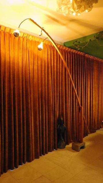 grote hoge houten booglamp met betonnen voet beschikbaar voor biedingen